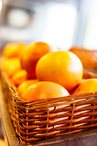 在超市货架上的柳条篮子里的橘子