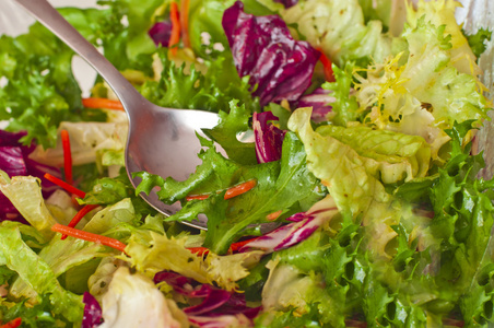 新鲜的绿色生菜与橄榄健康的菜
