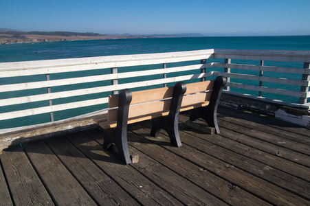 加州码头的单板凳