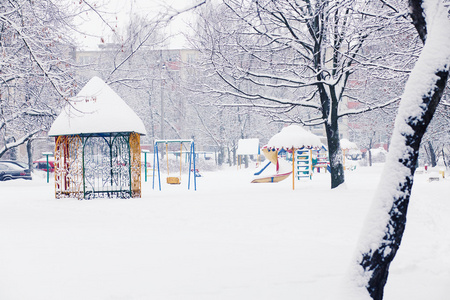 在雪地里的儿童游乐场图片