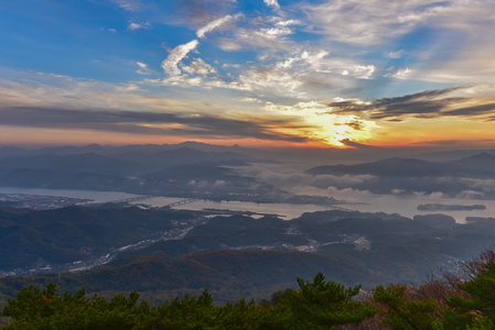 早晨的日出和雾的山在韩国