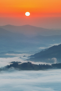 喀尔巴阡山脉。日出雾满山