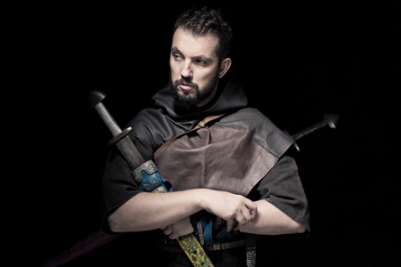 男性熊维京战士,男性穿着用剑,野蛮人风格熊照片