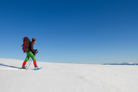 在山里徒步旅行带着背包和帐篷雪的冬天