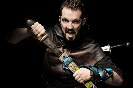 维京战士,男性穿着用剑,野蛮人风格熊照片