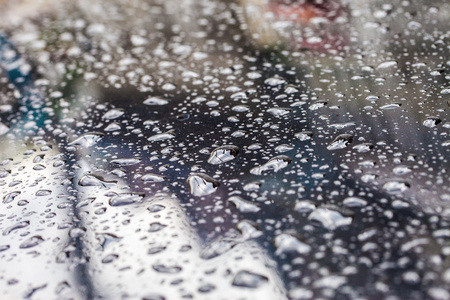 雨滴落在雨后的汽车表面上的纹理