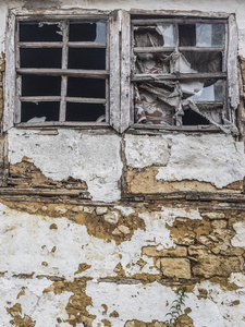破碎的窗户的一栋废弃建筑