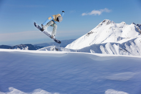 山上的飞行滑雪板。极限运动