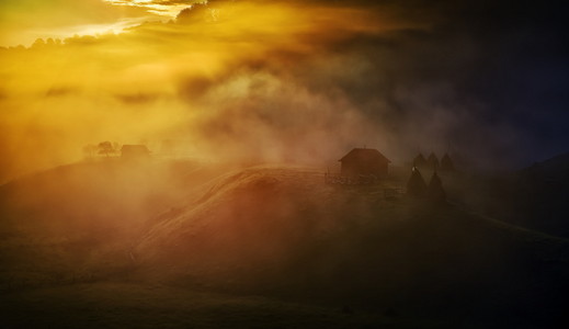 秋天的早晨雾山风景