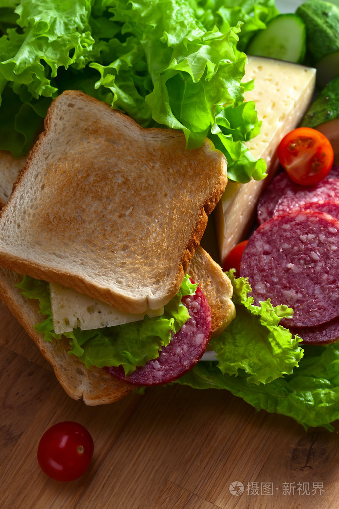 三明治和沙拉配