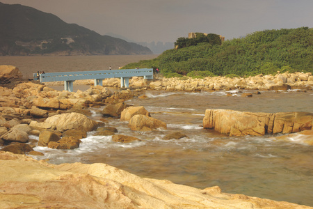 岩质海岸和模糊的水香港石澳图片
