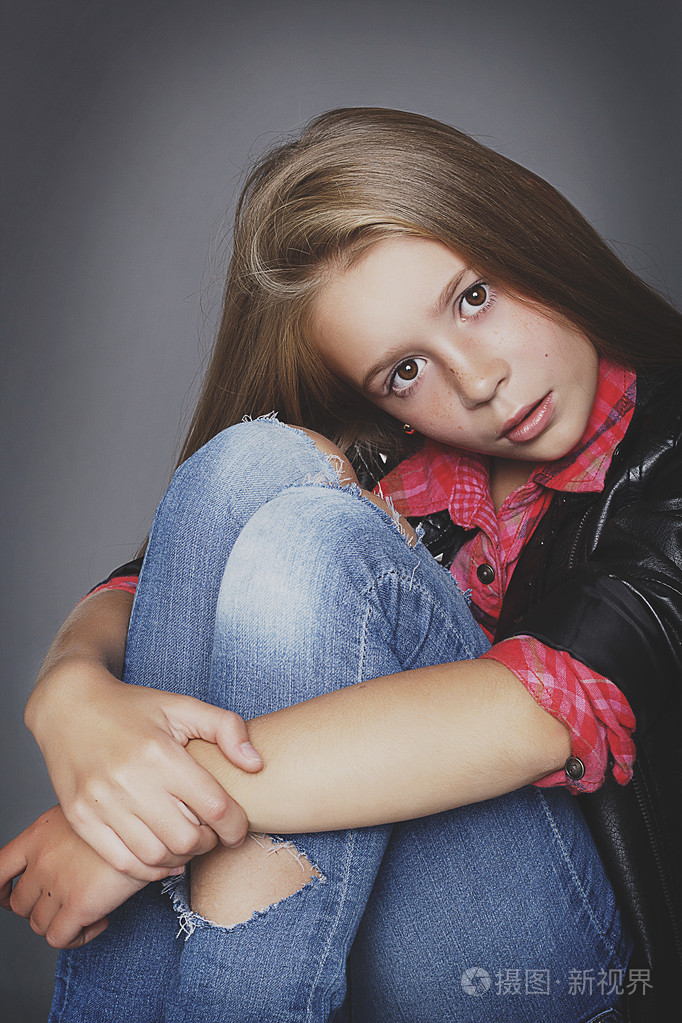 小女孩像一位时装模特摆姿势照片-正版商用图片1lcfur-摄图新视界