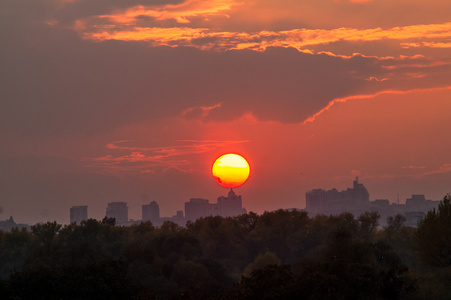 日落时的太阳, 城市上空有云