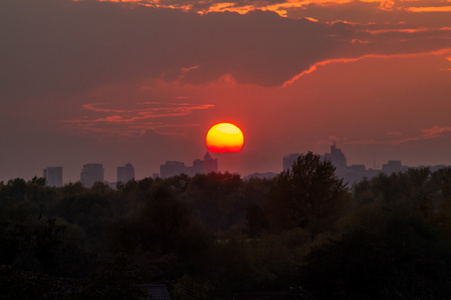 日落时的太阳, 城市上空有云