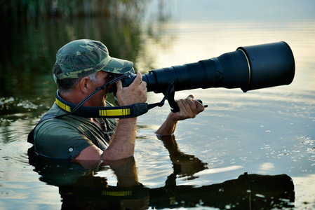 野生动物摄影师户外，站在水中