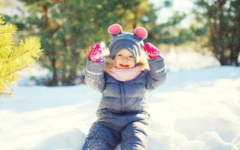 性格开朗可爱的小孩，在冬季的一天在雪地上玩