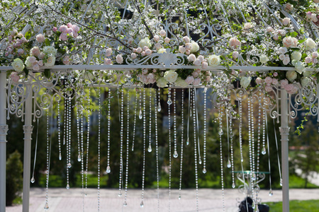 拱在花园里的婚礼