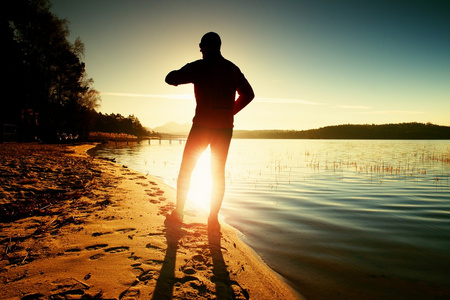 健康的生活方式和健身矢量插图英俊的年轻人在工业建筑的背景下奔跑