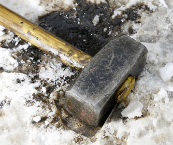 肮脏的大锤躺在雪地里图片