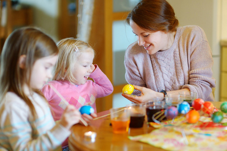 母亲和女儿画复活节彩蛋
