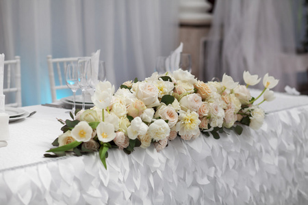 美丽的花朵，在婚礼当天的桌子上