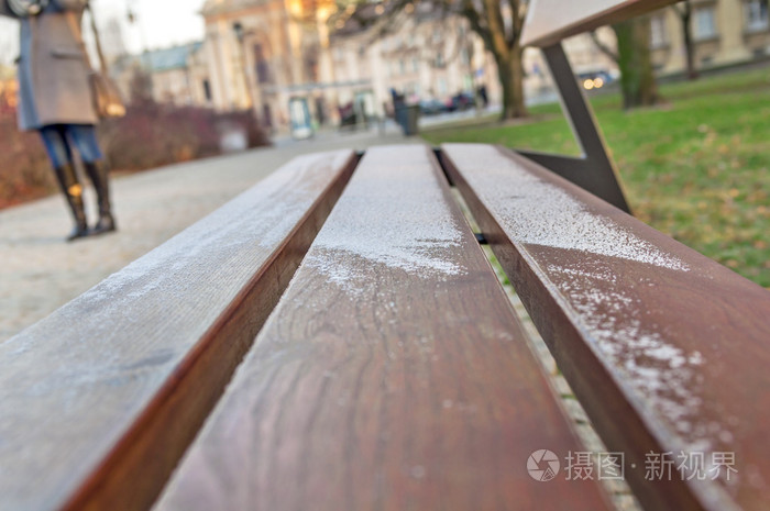 华沙城市木长凳上的小雪