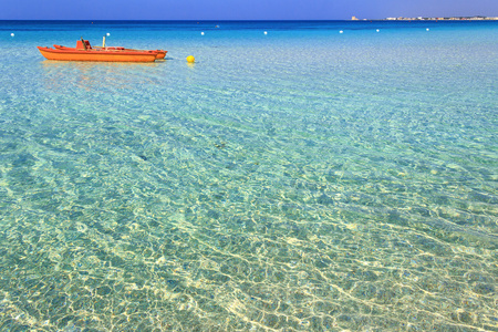 阿普利亚 波尔图切萨雷奥海洋，Salento 海岸最美丽的沙滩。意大利 莱切。它是由于 17 公里和清澈的海水，扩展其阳光