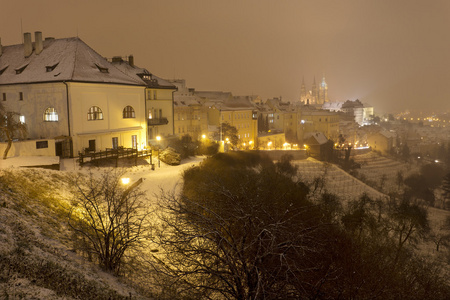 夜雪雾布拉格市与哥特式城堡捷克