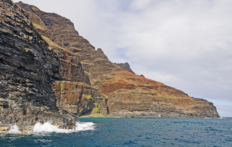 崎岖的悬崖图片