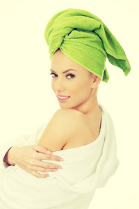 Spa 女人在浴袍和头巾