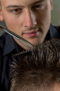 男士剪发用剪刀在美容院