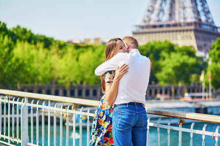 年轻情侣在巴黎有个约会图片