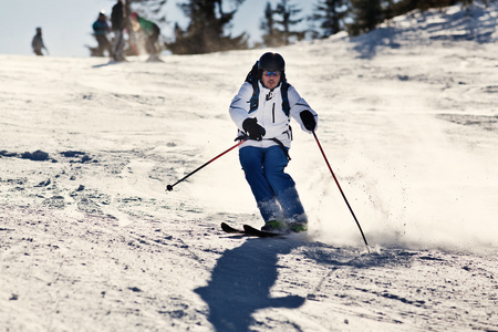 男子滑雪坡寒假