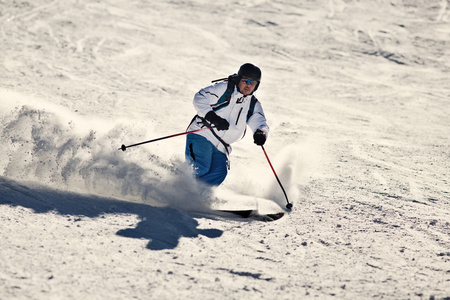 男子滑雪坡寒假