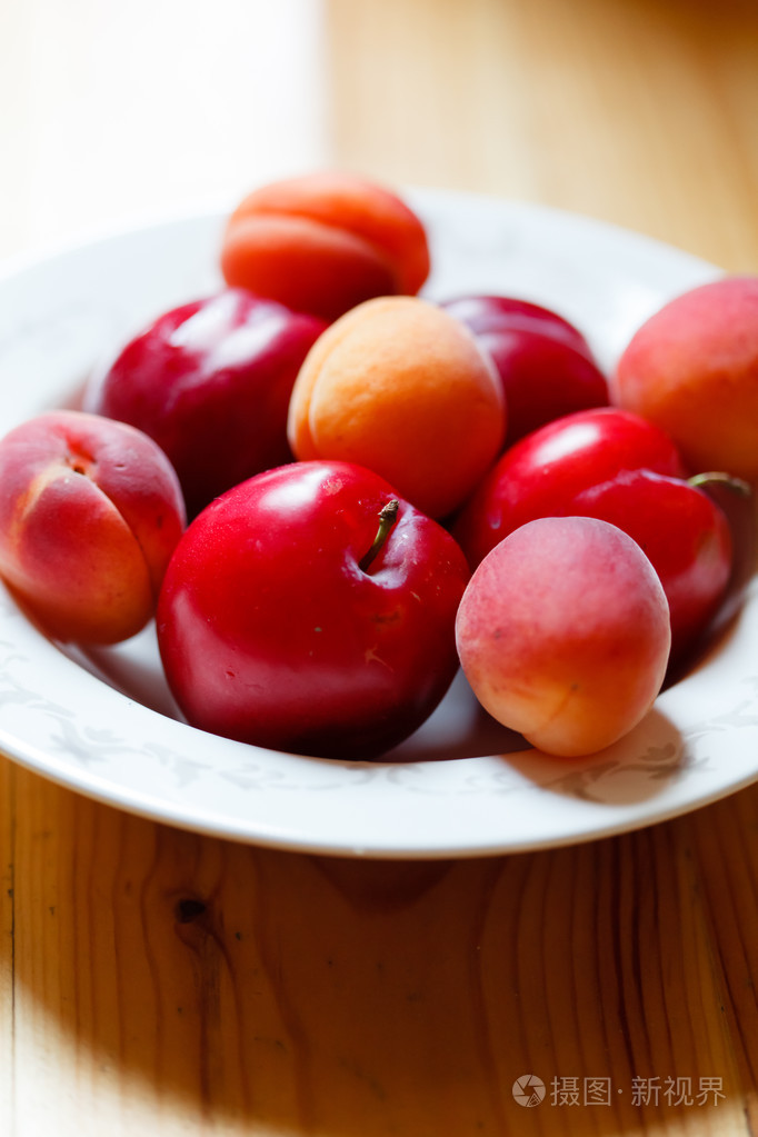 新鲜成熟的梅子