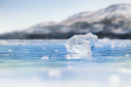在冰冻的湖面上的冰柱