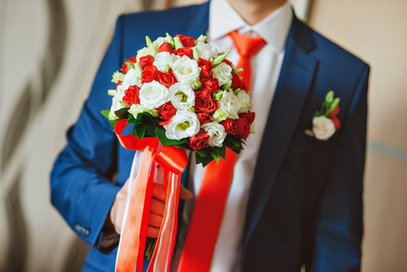 红色和白色的新娘的花束