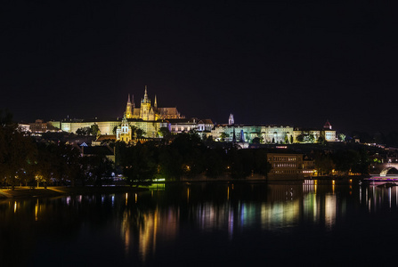 在晚上的布拉格城堡的视图