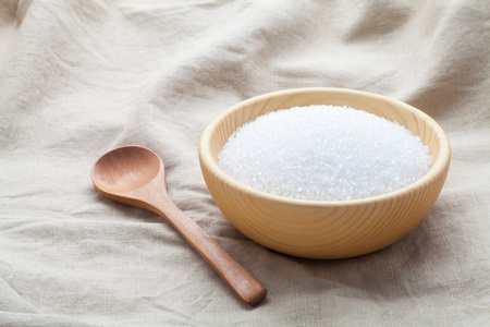 木碗白糖砂糖白砂糖和木制背景上精制的心的形状白糖糖立方体和糖的