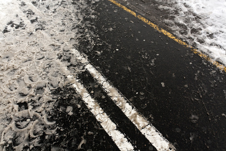 柏油路上的肮脏的雪