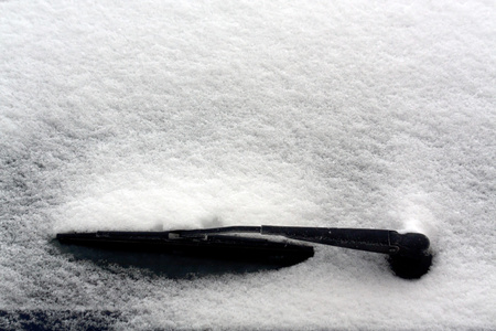 雪在汽车玻璃与毒蛇刀片图片