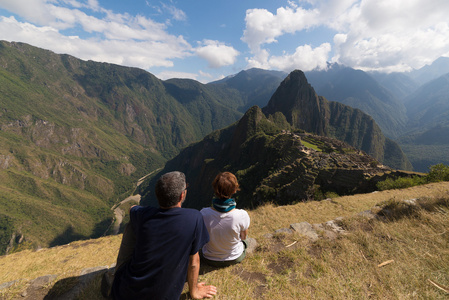 看着马丘比丘，秘鲁，从上面的夫妇