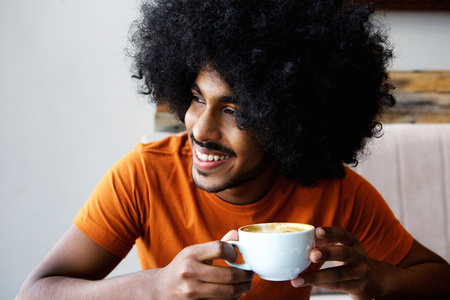 黑人男子喝杯咖啡