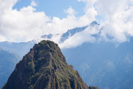 在马丘比丘，秘鲁瓦纳比丘山的顶峰