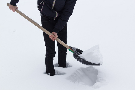 用铲子干活的人照片
