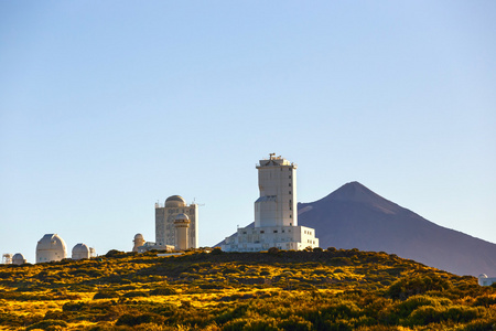 望远镜的天文观测站 Izana 与埃泰德火山在背景下，西班牙