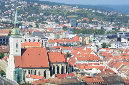 斯洛伐克布拉迪斯与圣马丁教堂的鸟瞰图