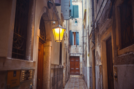 狭窄的街道在威尼斯