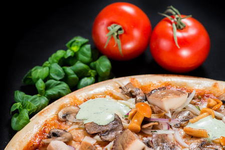 美味的比萨，与蘑菇 火腿和腌黄瓜黑 b 特写