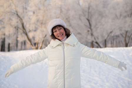 美丽的女人 50 岁走在雪城